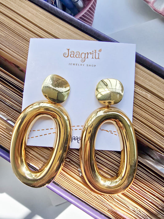 Anti-Tarnish Drop stud Earring enmode lifestyle