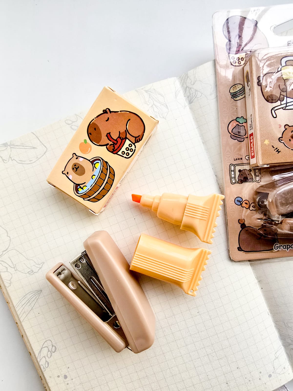 E-017 |  Capybara Mini Kawaii Stapler Highlighter Set With 500pins Box |