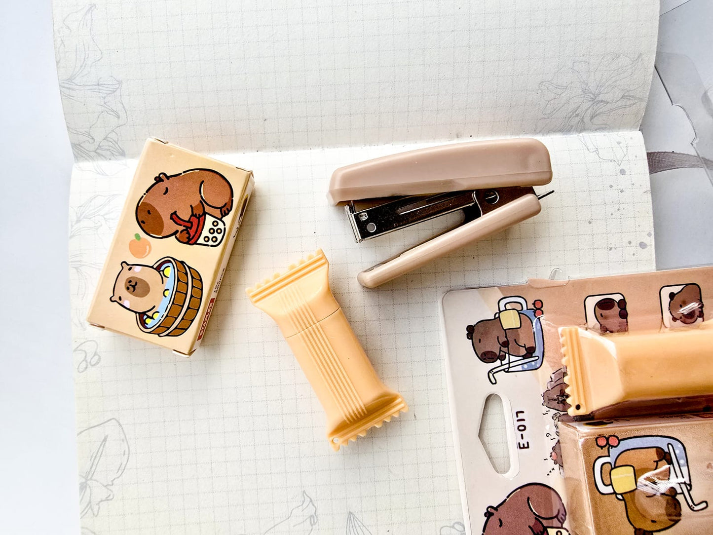 E-017 |  Capybara Mini Kawaii Stapler Highlighter Set With 500pins Box |